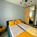 Centre Airport Boutique Designer Bath, 3-4 Days Offer, Kitchen, Balkony, Aircon דירה