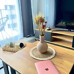 Centre Airport Boutique Designer Bath, 3-4 Days Offer, Kitchen, Balkony, Aircon דירה