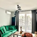 Centre Airport Boutique Designer Bath, 3-4 Days Offer, Kitchen, Balkony, Aircon *