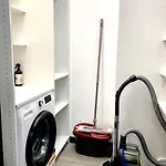 Centre Airport Boutique Designer Bath, 3-4 Days Offer, Kitchen, Balkony, Aircon דירה *