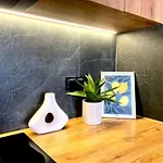 Centre Airport Boutique Designer Bath, 3-4 Days Offer, Kitchen, Balkony, Aircon *