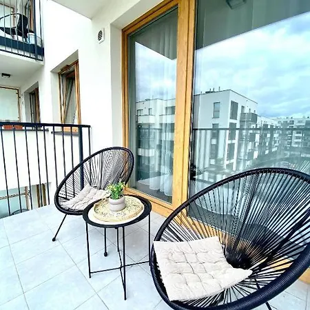 Apartment Centre Airport Boutique Designer Bath, 3-4 Days Offer, Kitchen, Balkony, Aircon