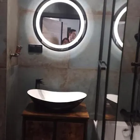 Centre Airport Boutique Designer Bath, 3-4 Days Offer, Kitchen, Balkony, Aircon Apartmán *