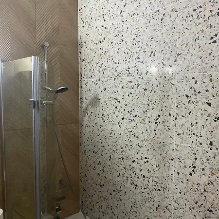 Apartmán Centre Airport Boutique Designer Bath, 3-4 Days Offer, Kitchen, Balkony, Aircon *