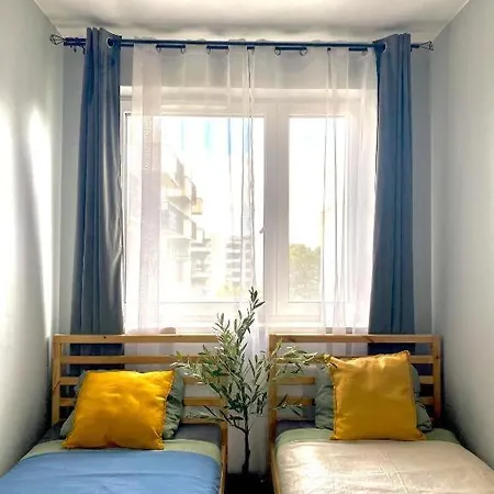 Apartmán Centre Airport Boutique Designer Bath, 3-4 Days Offer, Kitchen, Balkony, Aircon *
