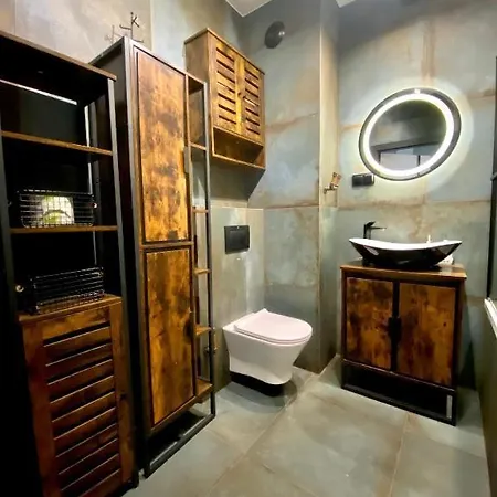 Centre Airport Boutique Designer Bath, 3-4 Days Offer, Kitchen, Balkony, Aircon Apartman