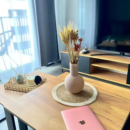 Centre Airport Boutique Designer Bath, 3-4 Days Offer, Kitchen, Balkony, Aircon Apartman