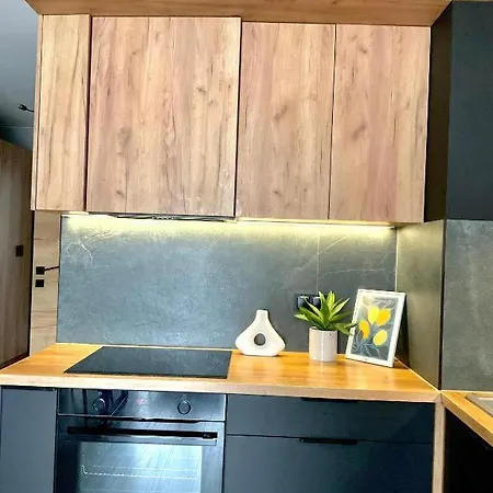 Centre Airport Boutique Designer Bath, 3-4 Days Offer, Kitchen, Balkony, Aircon *