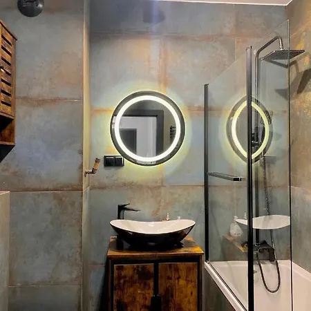 Centre Airport Boutique Designer Bath, 3-4 Days Offer, Kitchen, Balkony, Aircon Apartman