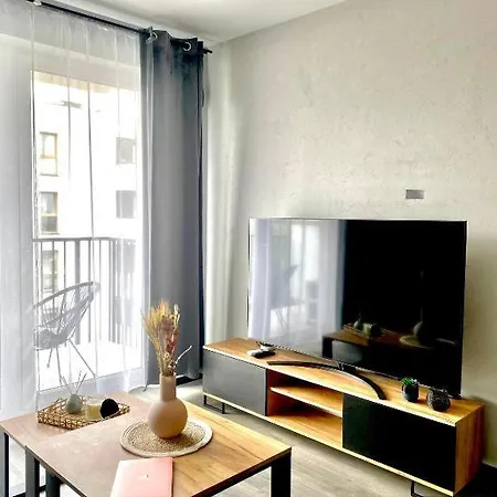 Apartmán Centre Airport Boutique Designer Bath, 3-4 Days Offer, Kitchen, Balkony, Aircon *