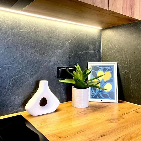 Centre Airport Boutique Designer Bath, 3-4 Days Offer, Kitchen, Balkony, Aircon *