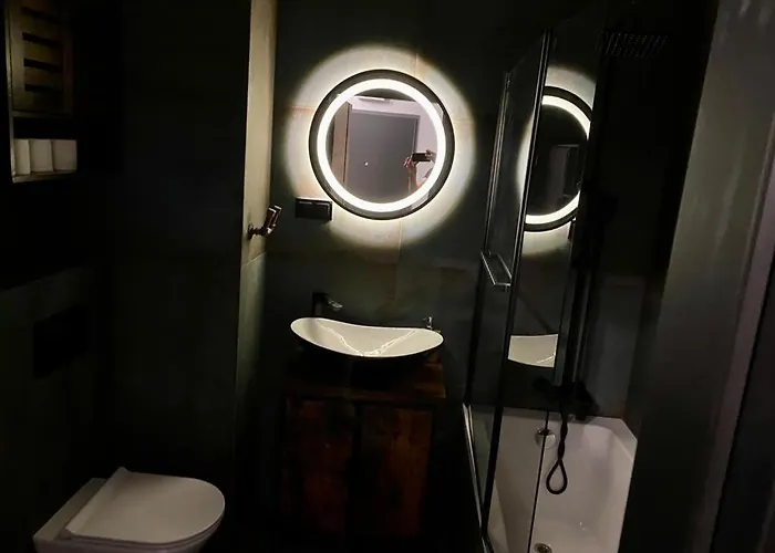 Centre Airport Boutique Designer Bath, 3-4 Days Offer, Kitchen, Balkony, Aircon