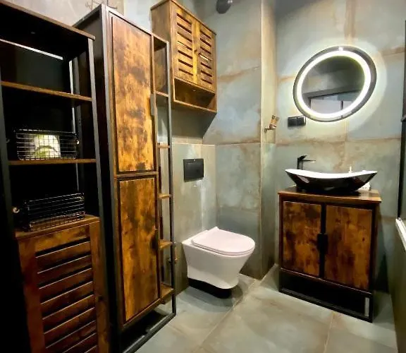 Centre Airport Boutique Designer Bath, 3-4 Days Offer, Kitchen, Balkony, Aircon Lägenhet