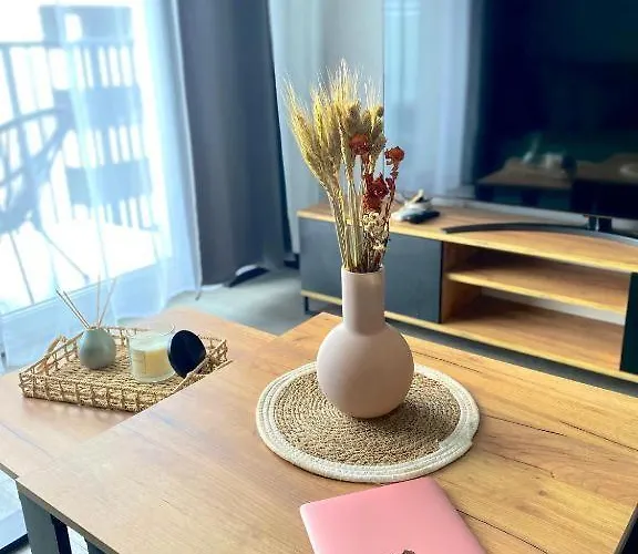 Centre Airport Boutique Designer Bath, 3-4 Days Offer, Kitchen, Balkony, Aircon Διαμέρισμα