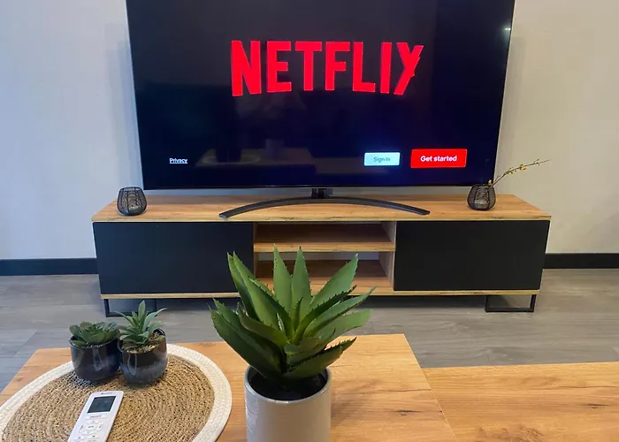 Apartment Centre Airport Boutique Designer Bath, 3-4 Days Offer, Kitchen, Balkony, Aircon