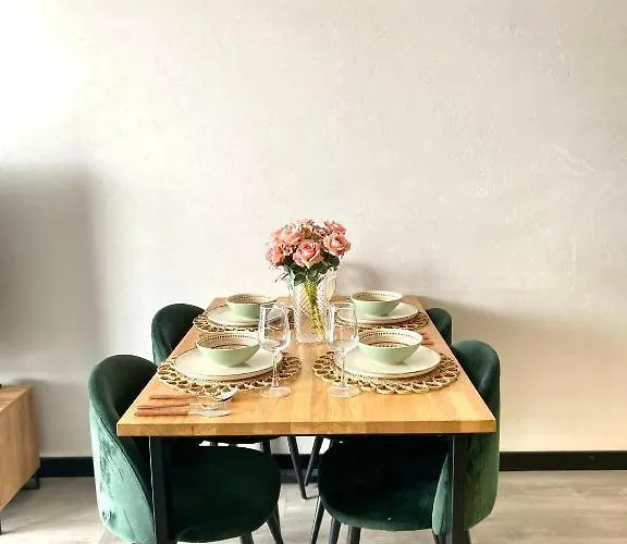 Apartment Centre Airport Boutique Designer Bath, 3-4 Days Offer, Kitchen, Balkony, Aircon Warsaw