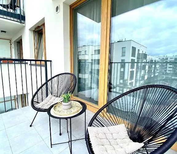 Apartment Centre Airport Boutique Designer Bath, 3-4 Days Offer, Kitchen, Balkony, Aircon