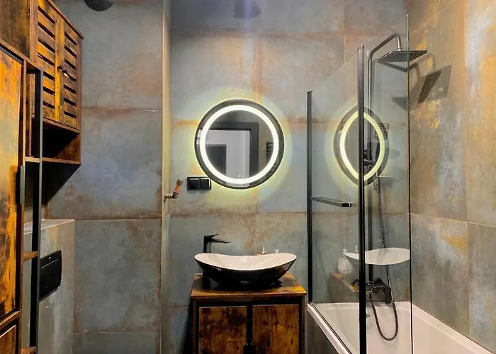 Centre Airport Boutique Designer Bath, 3-4 Days Offer, Kitchen, Balkony, Aircon Apartment