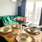 Centre Airport Boutique Designer Bath, 3-4 Days Offer, Kitchen, Balkony, Aircon Warschau