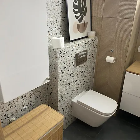 Centre Airport Boutique Designer Bath, 3-4 Days Offer, Kitchen, Balkony, Aircon