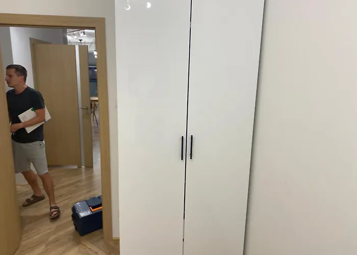 Centre Airport Boutique Designer Bath, 3-4 Days Offer, Kitchen, Balkony, Aircon דירה