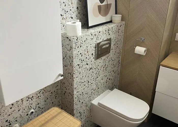 Centre Airport Boutique Designer Bath, 3-4 Days Offer, Kitchen, Balkony, Aircon