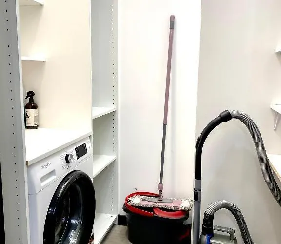 Centre Airport Boutique Designer Bath, 3-4 Days Offer, Kitchen, Balkony, Aircon דירה *