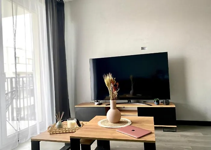 Centre Airport Boutique Designer Bath, 3-4 Days Offer, Kitchen, Balkony, Aircon דירה ורשה