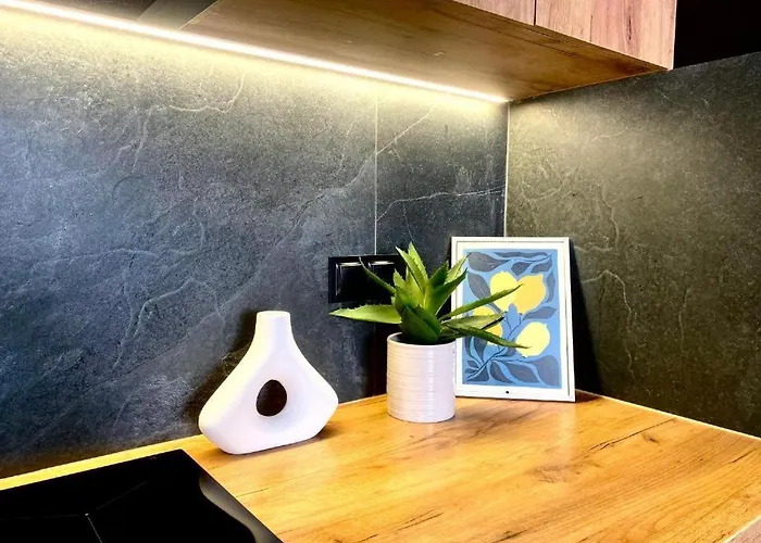 Centre Airport Boutique Designer Bath, 3-4 Days Offer, Kitchen, Balkony, Aircon *